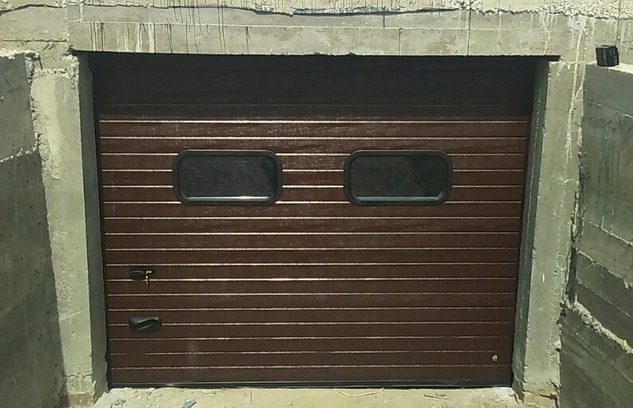 Секционные гаражные ворота Ryterna 3000*2500, коричневый цвет в полосе